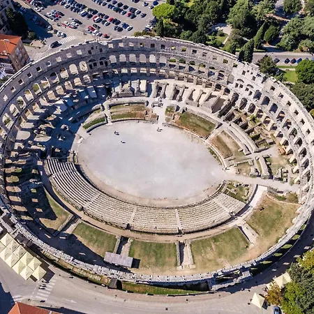 Apartamento Rossi With Magical Garden Pula
